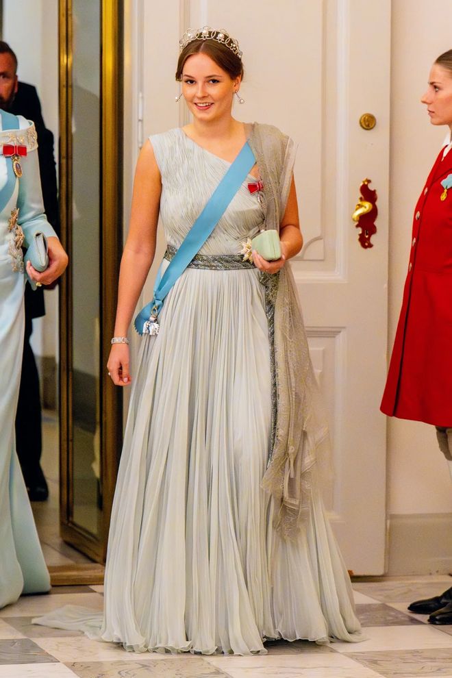 可甜可飒能开战机也能戴王冠！挪威600年来首位00后女王储！(图30)