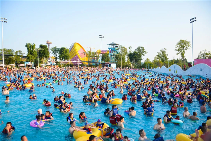 水乐园露天冲浪池
