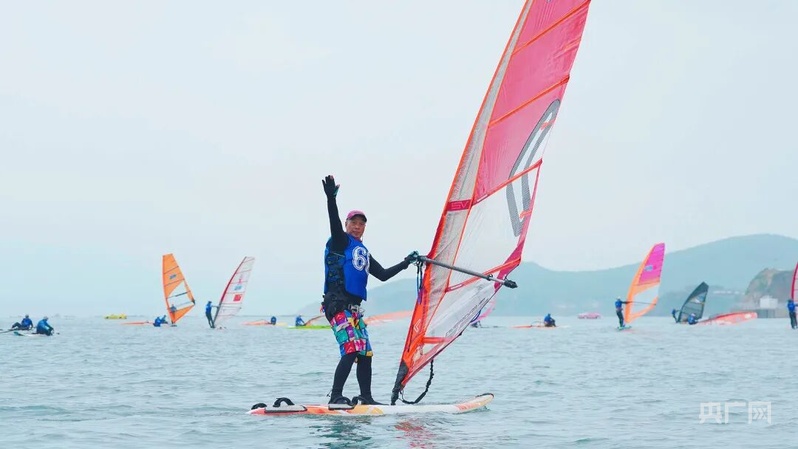 五月海风正好金石滩逐浪开赛——2026第二届“金石滩杯”风筝帆板冲浪邀请赛启幕(图2)